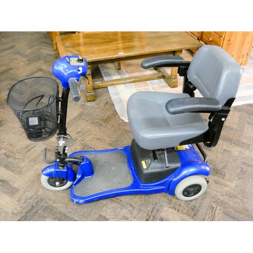 467 - A blue three wheeled mobility scooter with charger in working order