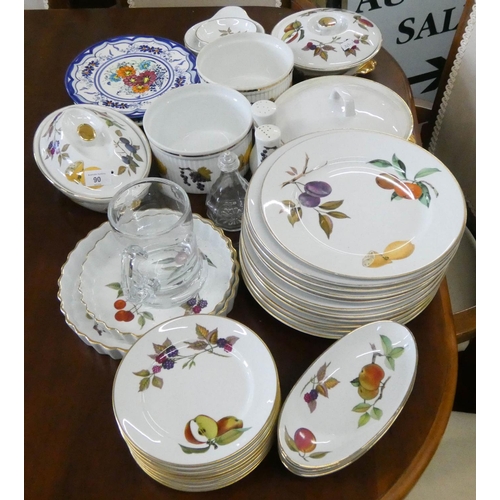 90 - Several pieces of Royal Worcester Evesham fruit decorated dinner ware, a few odd plates, glass tanka... 