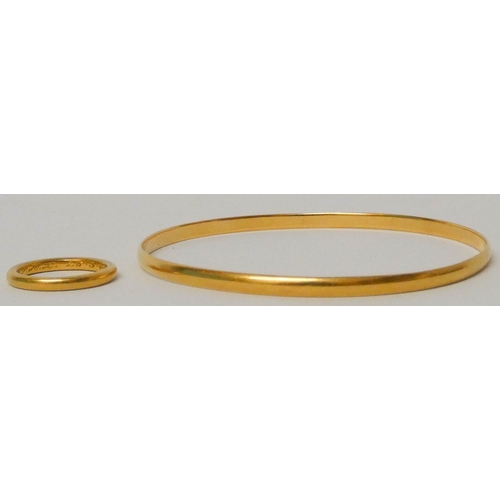 621 - Eastern gold bangle marked 21 and a 22ct gold wedding band. Weight 13.6 grams