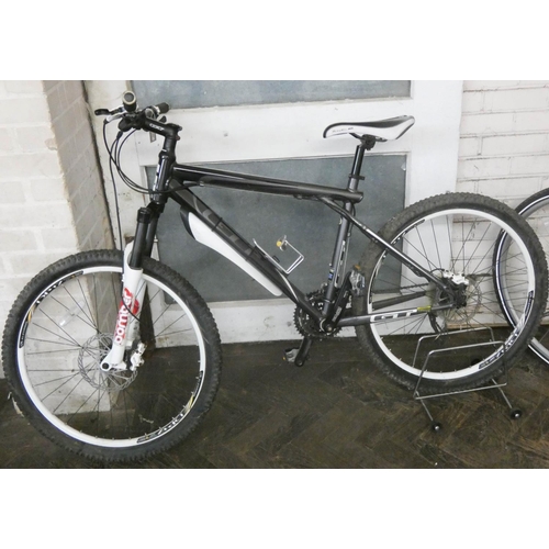 282 - A black and grey GT gents bicycle with disk brakes, front suspension etc, in good condition