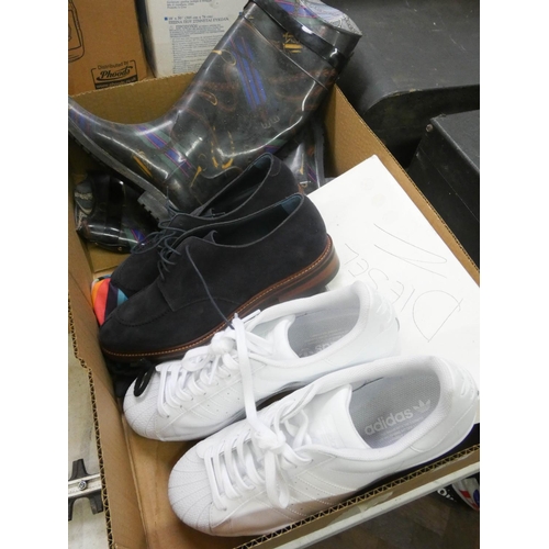 321 - A pair of unused men's size 10 1/2 Adidas white trainers, a pair of unused size 6 Paul smith shoes, ... 