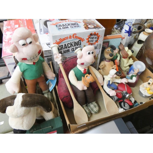 343 - Quantity of Wallace and Gromit ornaments