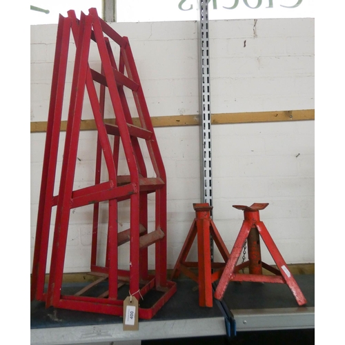 400 - A pair of metal axle stands and a pair of wheel ramps