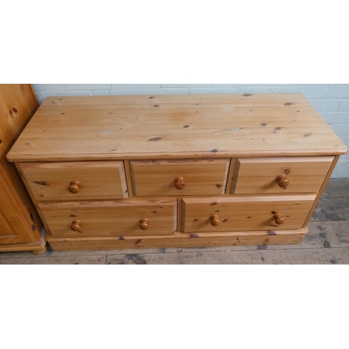 40 - A low modern pine chest of five assorted drawers, 52