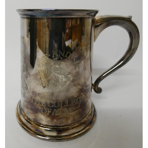 617 - A hallmarked silver limited edition queens silver jubilee tankard, number 360 / 500 editions with or... 