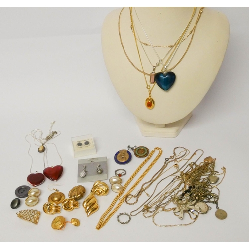 340 - A collection of jewellery to include modern Venetian glass heart shaped pendants, silver locket, cha... 