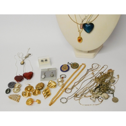 340 - A collection of jewellery to include modern Venetian glass heart shaped pendants, silver locket, cha... 