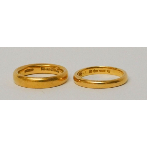 641 - Two 22ct gold wedding bands, ring size I/J. Weight 9.4 grams