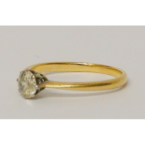 676 - A vintage diamond solitaire engagement ring, claw set with a brilliant cut diamond of approximately ... 