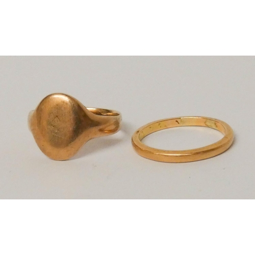 679 - A 9ct rose gold signet ring and a gold wedding band, gross weight 7.6 grams