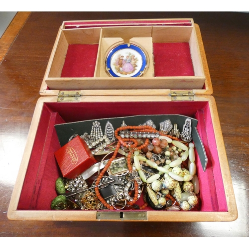 337 - A small wooden jewellery box containing costume jewellery, small Limoges plate, brooches etc