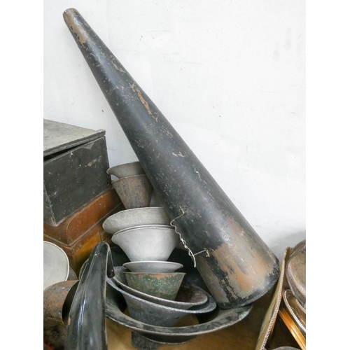 752 - A very large quantity of Edison and other phonogram horns