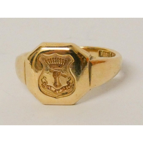 694 - A gent's signet ring with intaglio panel, hallmarked 9ct gold. Weight 6.3 grams