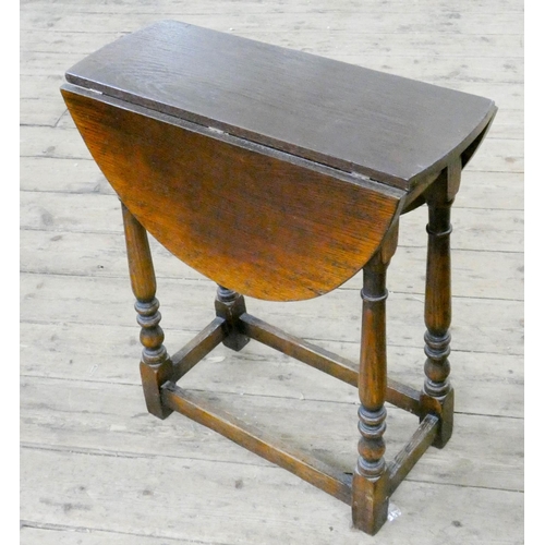 26 - A small oak swivel top drop leaf table on turned legs