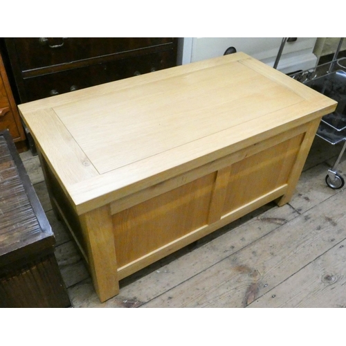 38 - A light oak blanket chest, 3' wide