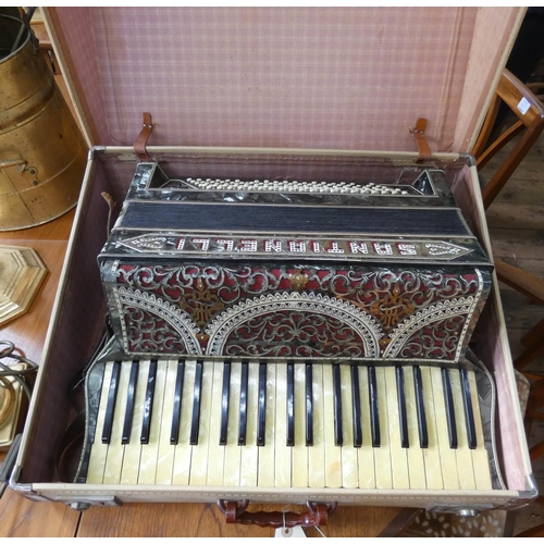 68 - A Santianelli piano accordion in case