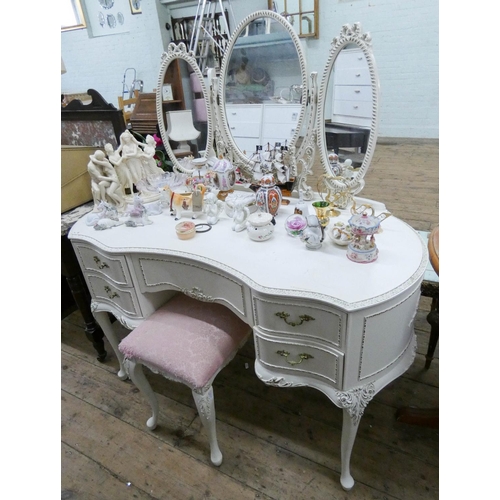 78 - A white and gilt painted kneehole kidney shaped dressing table with triple mirrors, another set of d... 