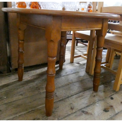 105 - A circular oak dining or kitchen table, 3' diameter