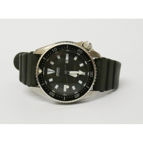 621 - Seiko Automatic divers watch, stainless steel with  black bezel and rubber strap, In Seiko box