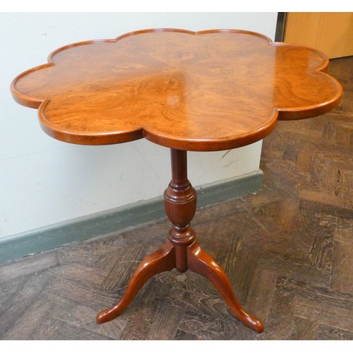 401 - A Georgian style yew wood shaped top wine table with burr inlays