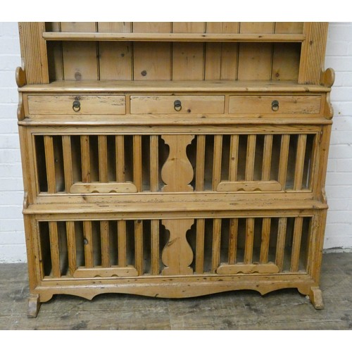 400 - A good antique waxed pine hutch style kitchen dresser with closed panel back above three spice drawe... 