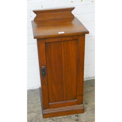 127 - An Edwardian walnut bedside pedestal cupboard