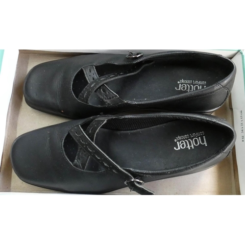 324 - A pair of men's shoes size 10 1/2 extra wide in black and and three pairs of ladies shoes