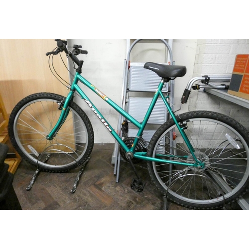 316 - A green Apollo Impact ladies bicycle