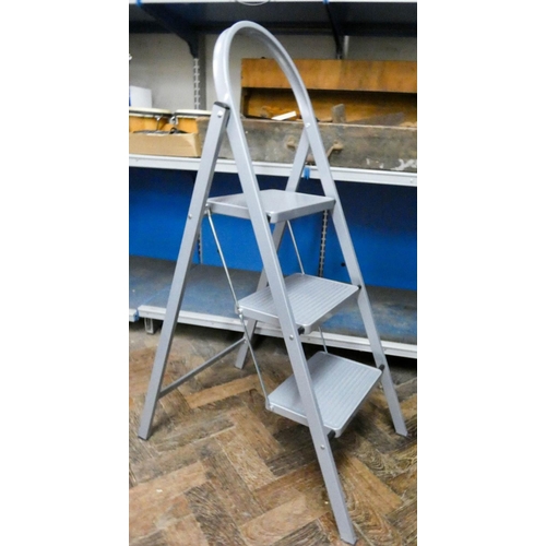 320 - A hardly used three rung folding stepladder