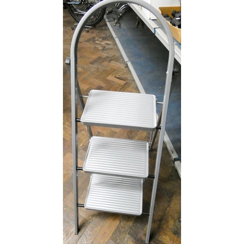 320 - A hardly used three rung folding stepladder