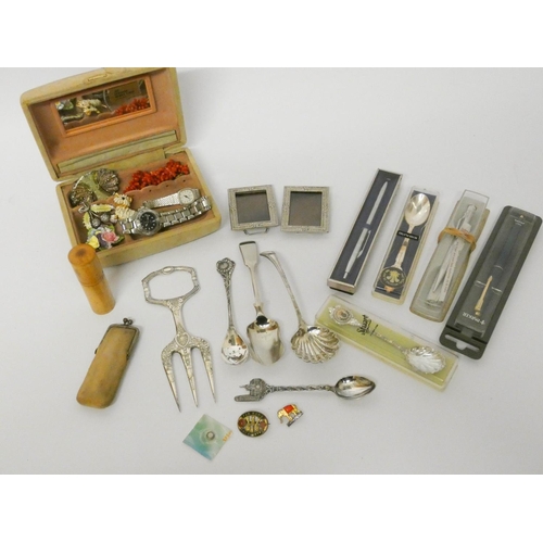 70 - Assorted pens and pencils, costume jewellery to include vintage brooches, silver plated teaspoons, e... 