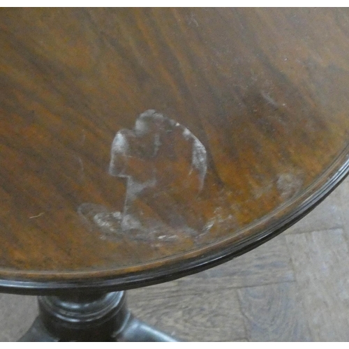 138 - A Victorian circular mahogany occasional table with pie crust edge standing on tripod base, 21