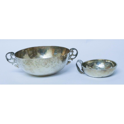593 - French silver wine taster and a Continental white metal quaich, engraved initials underside TS.
Gros... 