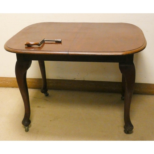 222 - Small mahogany extending dining table on cabriole legs, with winding handle but without additional l... 