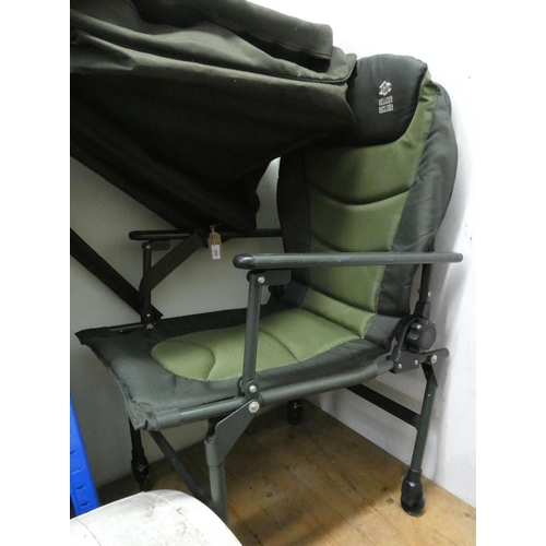 926 - A Deluxe Wychwood fishing chair in carrying bag