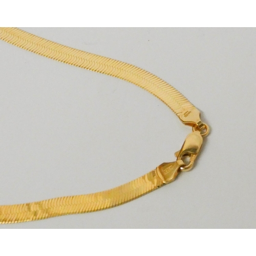 650 - Modern flattened snake link 9ct yellow gold necklace. 9 grams, 18