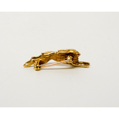 682 - A yellow gold running hare brooch, 5.2 grams, 3.5 cms long, hallmarked