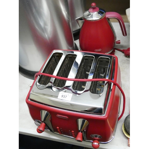 937 - A good quality four slice Delonghi toaster and a matching kettle