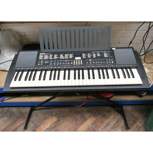 391 - A Yamaha PSR-82 electric organ