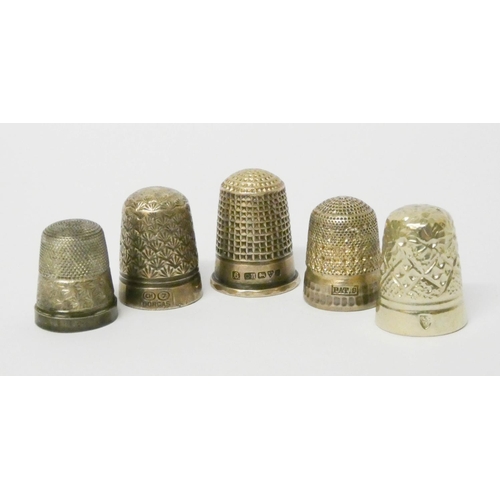 630 - A collection of five Victorian thimbles to include two hallmarked silver examples together with a se...