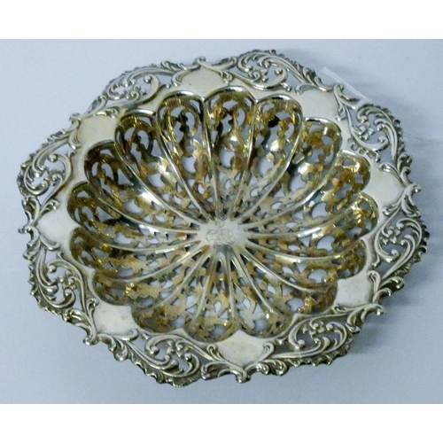 603 - Edwardian silver bon-bon dish, with pierced and engraved decoration, hallmarked Birmingham 1903. 14c...