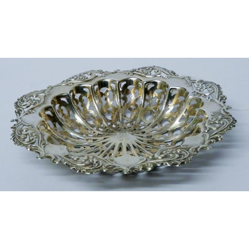 603 - Edwardian silver bon-bon dish, with pierced and engraved decoration, hallmarked Birmingham 1903. 14c...