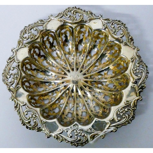 603 - Edwardian silver bon-bon dish, with pierced and engraved decoration, hallmarked Birmingham 1903. 14c...