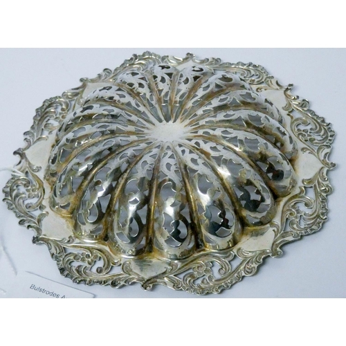 603 - Edwardian silver bon-bon dish, with pierced and engraved decoration, hallmarked Birmingham 1903. 14c...