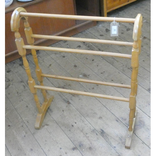 32 - A Victorian style towel rail