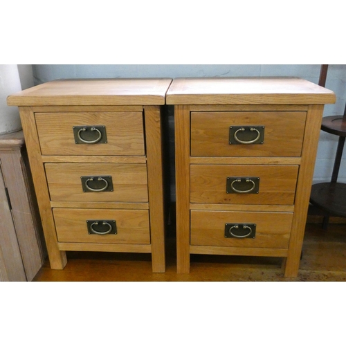 11 - A pair of modern good quality light oak bedside chests each fitted three drawers