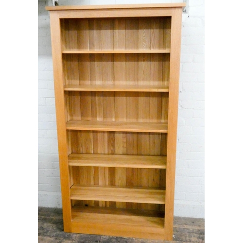 24 - A good quality light oak open bookcase, 3' wide