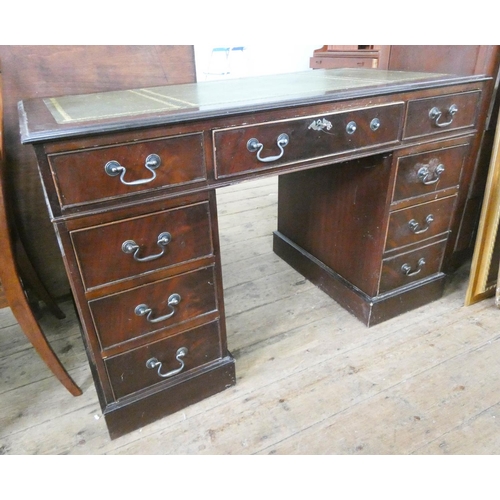 117 - A Georgian style mahogany twin pedestal desk with green inset leather top, fitted nine drawers, 4' w... 