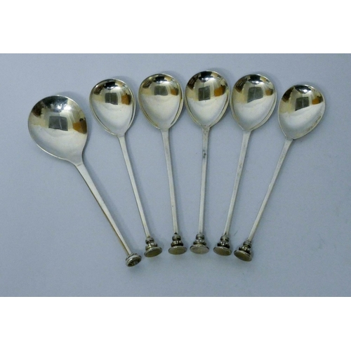 638 - Five matching silver seal ended teaspoons and another, gross weight 3 troy oz....