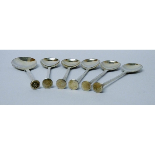 638 - Five matching silver seal ended teaspoons and another, gross weight 3 troy oz....